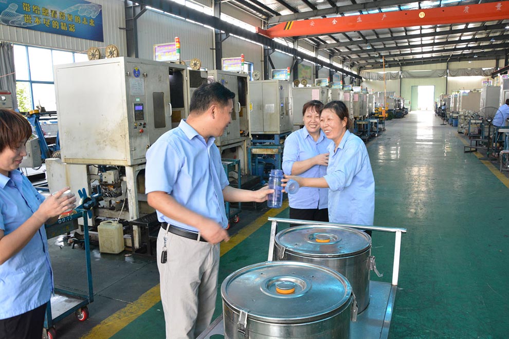 工廠發放綠豆湯